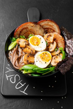 Geleneksel Japon çorbası, et suyu, Asya eriştesi, dilimlenmiş domuz eti ve yumurta. Asya tarzı yemekler..