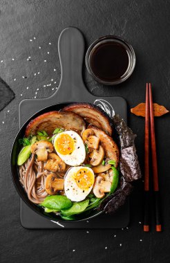 Geleneksel Japon çorbası, et suyu, Asya eriştesi, dilimlenmiş domuz eti ve yumurta. Asya tarzı yemekler..