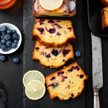 Siyah taşlı arka planda ev yapımı yabanmersinli kek..