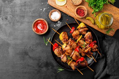 Kebap - ızgara et şişi, sebzeli şiş kebap ve siyah ahşap arka plan..