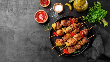 Kebap - ızgara et şişi, sebzeli şiş kebap ve siyah ahşap arka plan..