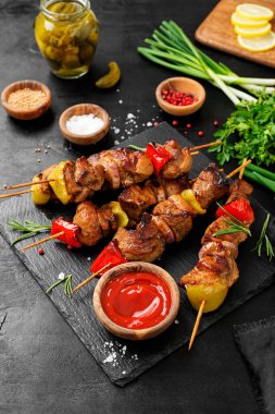 Kebap - ızgara et şişi, sebzeli şiş kebap ve siyah ahşap arka plan..