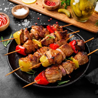 Kebap - ızgara et şişi, sebzeli şiş kebap ve siyah ahşap arka plan..