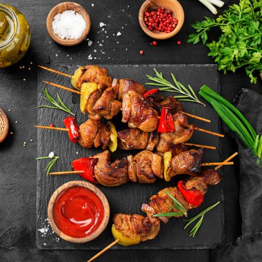 Kebap - ızgara et şişi, sebzeli şiş kebap ve siyah ahşap arka plan..