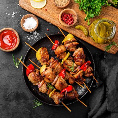 Kebap - ızgara et şişi, sebzeli şiş kebap ve siyah ahşap arka plan..