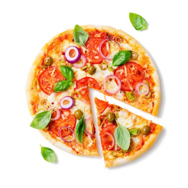 Eritilmiş mozarella peynirli İtalyan pizzası yeşil zeytin ve taze sebze ve fesleğenle süslenmiş domates. Beyaz arka planda izole edilmiş.