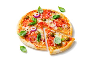 Eritilmiş mozarella peynirli İtalyan pizzası yeşil zeytin ve taze sebze ve fesleğenle süslenmiş domates. Beyaz arka planda izole edilmiş.