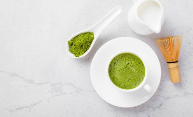 Hindistan cevizi sütlü kibrit yeşil çay lattesi. Üst görünüm.