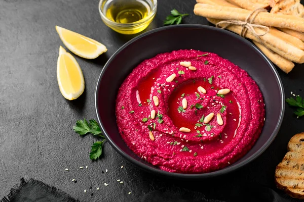 Baked Beet Hummus Met Geroosterd Brood Een Zwarte Keramische Kom — Stockfoto