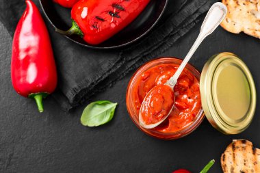 Cam kavanozda ızgara kırmızı biber sosu (lutenica) ve kızarmış ekmek..