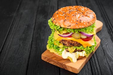 Guacamole soslu nefis ev yapımı hamburger..
