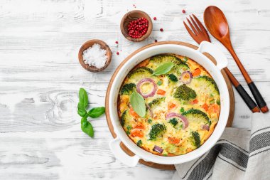 Frittata ya da brokoli ve sebzeli güveç. Vejetaryen tarifi.