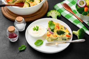Frittata ya da brokoli ve sebzeli güveç. Vejetaryen tarifi.