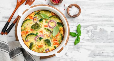 Frittata ya da brokoli ve sebzeli güveç. Vejetaryen tarifi.