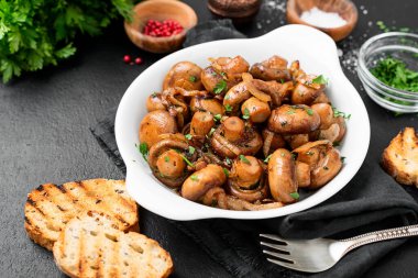 Kızarmış mantar ve taze bitkiler..