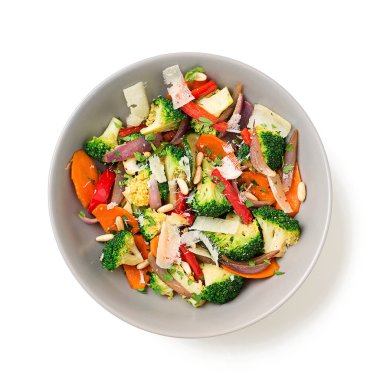 Parmesan peynirli ve çam fıstıklı sağlıklı brokoli salatası. beyaz arkaplanda izole.