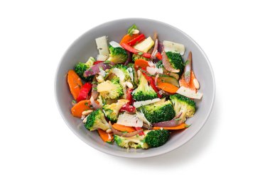 Parmesan peynirli ve çam fıstıklı sağlıklı brokoli salatası. beyaz arkaplanda izole.