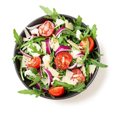 Çam fıstıklı taze roka salatası, vişneli domates ve parmesan peyniri. beyaz arkaplanda izole