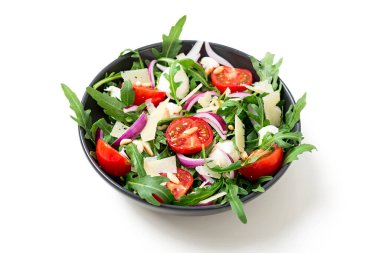 Çam fıstıklı taze roka salatası, vişneli domates ve parmesan peyniri. beyaz arkaplanda izole