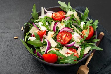 Çam fıstıklı taze roka salatası, vişneli domates ve parmesan peyniri..