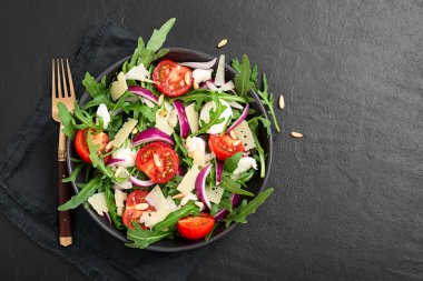 Çam fıstıklı taze roka salatası, vişneli domates ve parmesan peyniri..