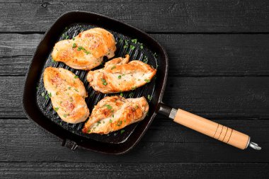 Fırında patates ve roka salatasıyla kurutulmuş taze tavuk göğsü..