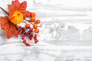 Yapay yapraklar ve dekorasyonlarla sonbahar arkaplanı. Üst Manzara. Beyaz tahta arkaplan.