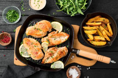 Fırında patates ve roka salatasıyla kurutulmuş taze tavuk göğsü..