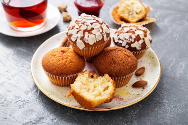 Badem gevreği ve ahududu reçelli ev yapımı kekler..