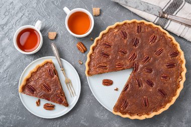 Geleneksel cevizli pasta, turta ya da turta. Bayramlık Şükran Günü tatlıları. Süper manzara..