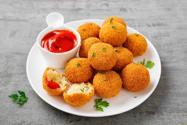 Hjemmelavet Stegt Risotto Arancini Fyldt Med Ost Serveret Med Tomatsauce - Stock-foto