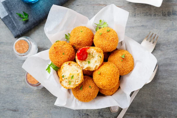 Hjemmelavet Stegt Risotto Arancini Fyldt Med Ost Serveret Med Tomatsauce - Stock-foto