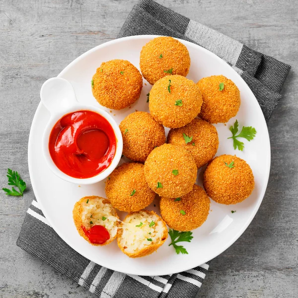 Hjemmelavet Stegt Risotto Arancini Fyldt Med Ost Serveret Med Tomatsauce - Stock-foto