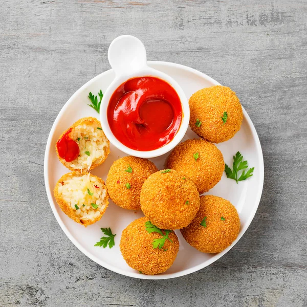 Hemlagad Fried Risotto Arancini Fylld Med Ost Serveras Med Tomatsås — Stockfoto