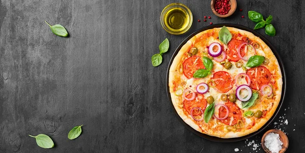 Italienische Pizza Mit Geschmolzenem Mozzarella Käse Grünen Oliven Und Tomaten — Stockfoto