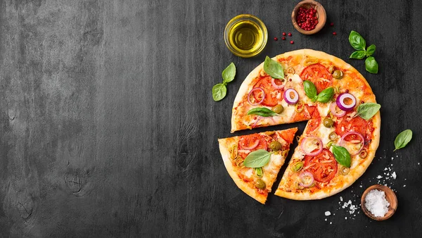 Італійська Піца Розплавленим Сиром Моцарелла Зелені Оливки Помідори Прикрашені Свіжими — стокове фото