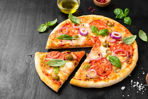 Włoska Pizza Topionym Serem Mozzarella Zielone Oliwki Pomidory Ozdobione Świeżych — Zdjęcie stockowe