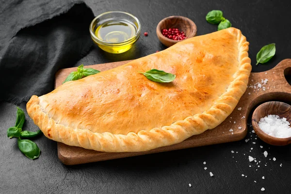 Domácí Čerstvě Upečená Uzavřená Calzone Pizza Italské Jídlo — Stock fotografie