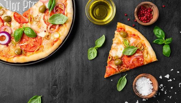 Włoska Pizza Topionym Serem Mozzarella Zielone Oliwki Pomidory Ozdobione Świeżych — Zdjęcie stockowe
