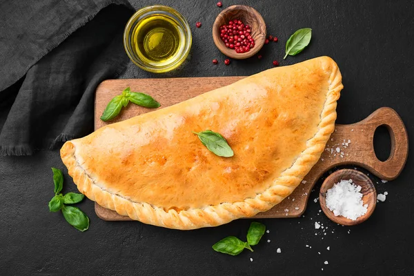 Domácí Čerstvě Upečená Uzavřená Calzone Pizza Italské Jídlo — Stock fotografie