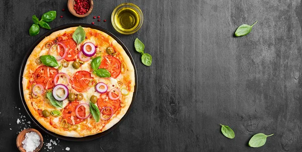 Włoska Pizza Topionym Serem Mozzarella Zielone Oliwki Pomidory Ozdobione Świeżych — Zdjęcie stockowe