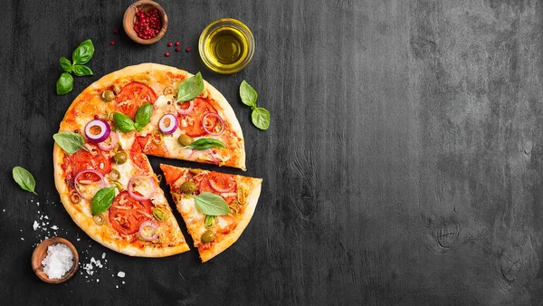 Italienische Pizza Mit Geschmolzenem Mozzarella Käse Grünen Oliven Und Tomaten — Stockfoto