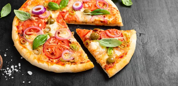 Włoska Pizza Topionym Serem Mozzarella Zielone Oliwki Pomidory Ozdobione Świeżych — Zdjęcie stockowe