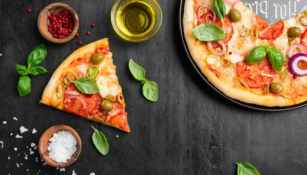 Włoska Pizza Topionym Serem Mozzarella Zielone Oliwki Pomidory Ozdobione Świeżych — Zdjęcie stockowe