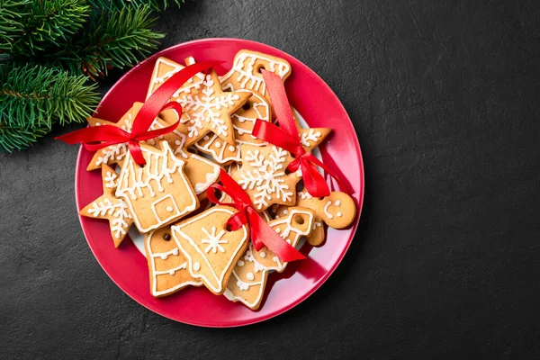Leckere Hausgemachte Weihnachtsplätzchen Auf Rotem Teller Mit Festlicher Dekoration — Stockfoto