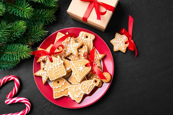 Leckere Hausgemachte Weihnachtsplätzchen Auf Rotem Teller Mit Festlicher Dekoration — Stockfoto