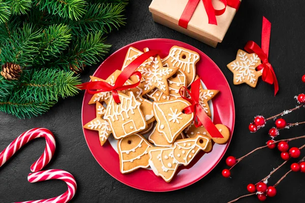 Leckere Hausgemachte Weihnachtsplätzchen Auf Rotem Teller Mit Festlicher Dekoration — Stockfoto