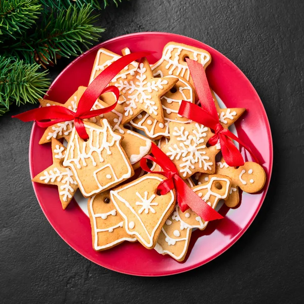 おいしい手作りクリスマスクッキーお祝いの装飾と赤いプレート — ストック写真