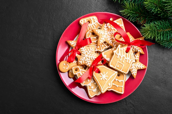 Leckere Hausgemachte Weihnachtsplätzchen Auf Rotem Teller Mit Festlicher Dekoration — Stockfoto