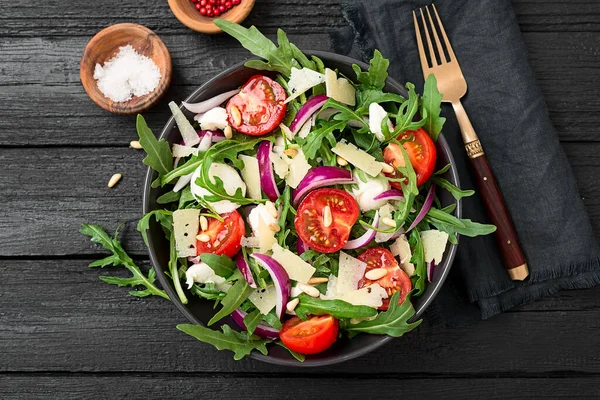 Tuore Arugula Salaatti Pinjansiemenillä Kirsikkatomaateilla Parmesaanijuustolla — kuvapankkivalokuva